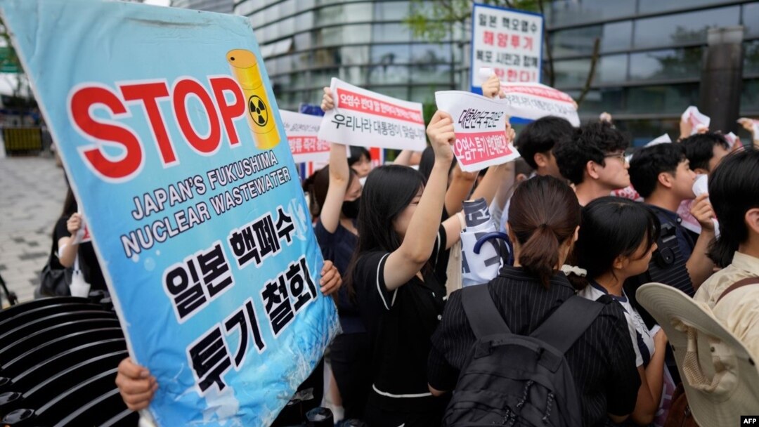 Deversarea apelor uzate de la centrala nucleară de la Fukushima a iscat proteste ample atât în Japonia, cât și în țările din jur. 