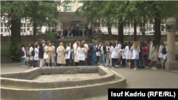 Pamje nga protesta e mjekëve specializantë, Shkup, 16 prill 2024.