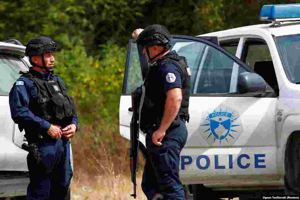 Dy oficerë të Policisë së Kosovës duke biseduar.