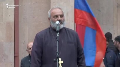 Erməni keşiş Paşinyana qarşı. Yerevan etirazları