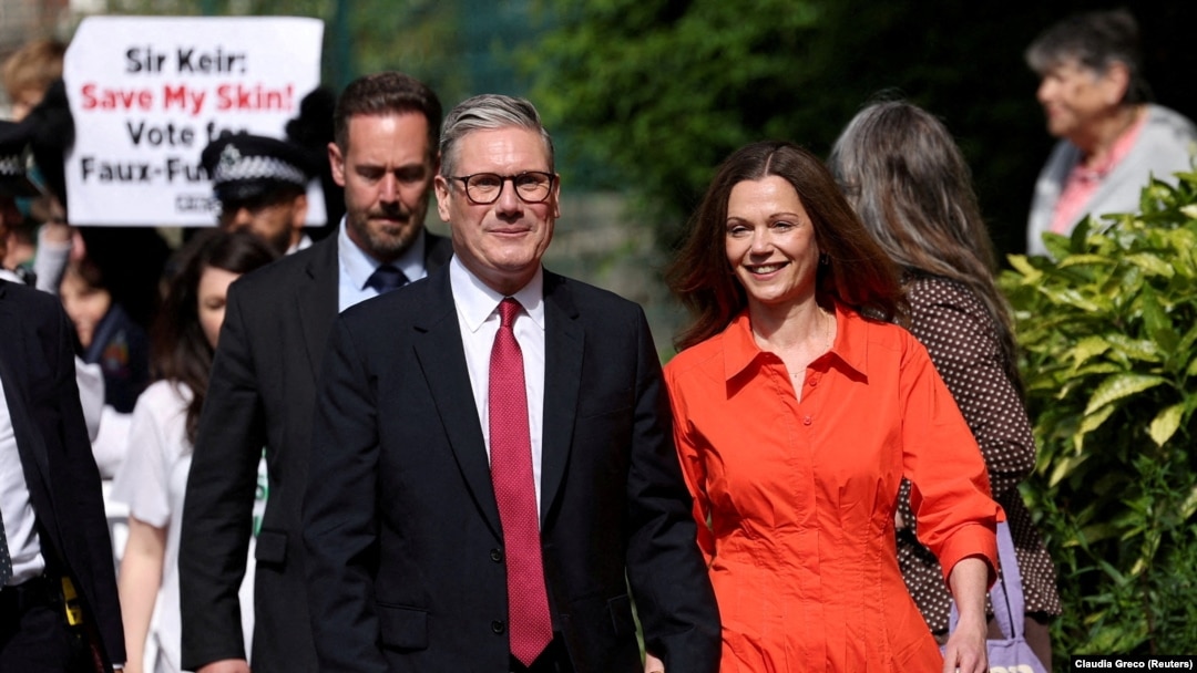 Keir Starmer, și soția sa, Victoria Starmer, se îndreaptă către o secție de votare din Londra, Marea Britanie, 4 iulie 2024.