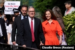 Лидер пока что оппозиционной Лейбористской партии Кир Стармер и его супруга Виктория Стармер возле избирательного участка. Лондон, 4 июля 2024 года