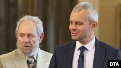 Лидерът на "Възраждане" Костадин Костадинов (вдясно) и кандидатът на партията за управител на БНБ Любомир Христов, 30 юни 2023 г.