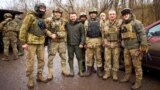 Președintele Ucrainei Volodimir Zelenski în timpul întâlnirii cu militarii din regiunea Zaporijia, 4 februarie 2024.