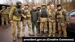 Președintele Ucrainei Volodimir Zelenski în timpul întâlnirii cu militarii din regiunea Zaporijia, 4 februarie 2024.