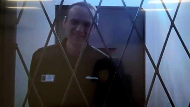Navalny bënte shaka me zyrtarë të burgut në paraqitjen e fundit