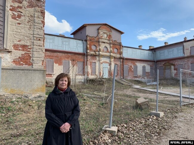 Lydia Vasilyeva përballë ndërtesës kryesore të pasurisë