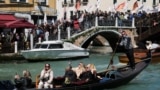 Хората протестират срещу регистрационната и туристическа такса за посещение на Венеция за еднодневни екскурзии, въведена от общината. Венеция, Италия, 25 април 2024 г.