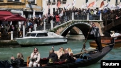 Хората протестират срещу регистрационната и туристическа такса за посещение на Венеция за еднодневни екскурзии, въведена от общината. Венеция, Италия, 25 април 2024 г.