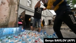 11 июня 2023 волонтеры разгружают воду, продукты питания, которые были предоставлены для жителей подтопленной территории Херсона после повреждения плотины Каховской ГЭС