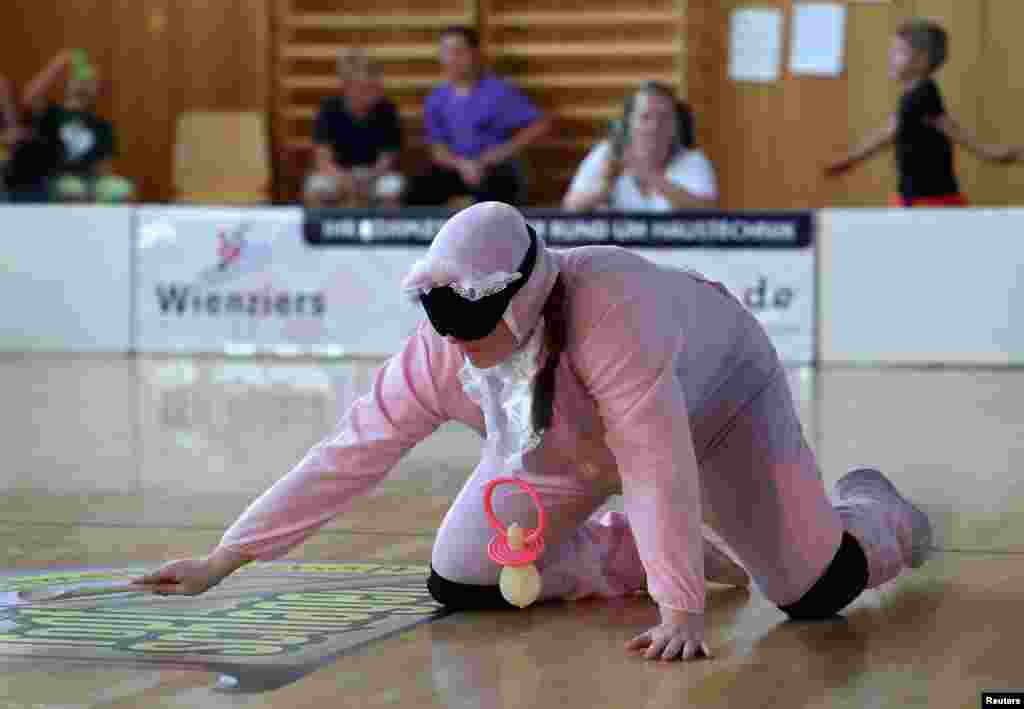 Prvo Svjetsko prvenstvo u tradicionalnom udaranju lonca (Topfschlagen) u Njemačkoj, u Lindheimu kod Frankfurta, 9. septembra.