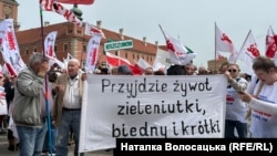 Демонстранти у Варшаві протестують проти кліматичної політики Європейського союзу. Напис на плакаті: «Прийде зелене бідне і коротке життя», Польща, 10 травня 2024 року