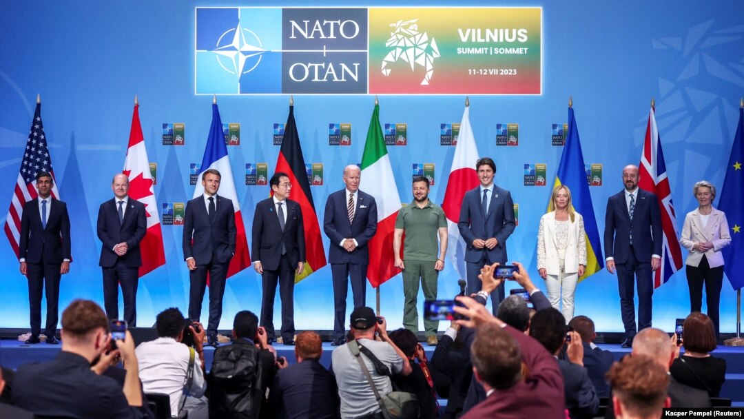 Liderii G7, împreună cu Volodimir Zelenski și Ursula von der Leyen, la summitul NATO din Vilnius, 12 iulie.