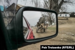 Мужчина едет на ослике неподалёку от границы Казахстана и Китая. Область Жетысу. 20 марта 2024 года
