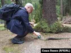 Анатолий Разумов зажигает лампадку для панихиды