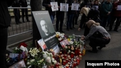 Fotogalerie | Zeci de persoane îi aduc un omagiu lui Alexei Navalnîi la sediul Ambasadei Rusiei la Bucureşti