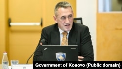 Ministri për Komunitete dhe Kthim në Qeverinë e Kosovës, Nenad Rashiq, gjatë mbledhjes së Qeverisë, ku u vendos për shpalljen e dy organizatave në veri si terroriste, më 29 qershor 2023.