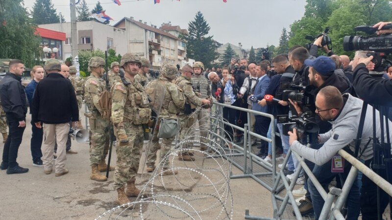 Serbët mblidhen para ndërtesës komunale në Leposaviq 
