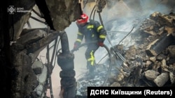 Співробітники ДСНС намагаються приборкати пожежу на інфраструктурному об'єкті, що виникла внаслідок російської ракетної атаки. 11 квітня 2024 року