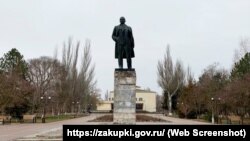 Памятник Ленину в поселке Нижнегорское, февраль 2021 года