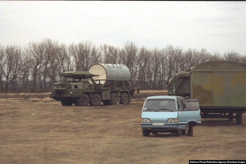Automjete ushtarake dhe civile shihen gjatë një vizite të realizuar më 1995 në një bazë raketash balistike ndërkontinentale, si pjesë e projektit të çmontimit të raketave.