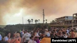 Туристів евакуювали з готелів під час лісової пожежі на грецькому острові Родос, 22 липня 2023 року