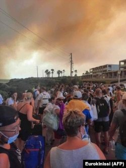 Turistët duke u evakuuar nga hotelet në Rodos, më 22 korrik 2023.