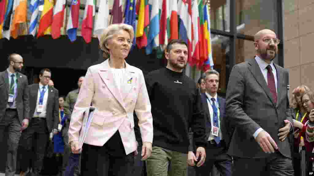 Ursula von der Leyen, az Európai Bizottság elnöke, Volodimir Zelenszkij ukrán elnök és Charles Michel, az Európai Tanács elnöke (balról) az uniós csúcstalálkozón Brüsszelben 2023. február 9-én. Az Európai Unió csütörtökön, 2023. december 14-én úgy döntött, hogy megkezdi a csatlakozási tárgyalásokat Ukrajnával&nbsp;