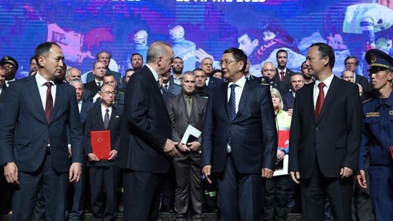 Эрдоган кыргызстандык куткаруучуларга мамлекеттик сыйлыктарды тапшырды