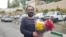 Mohammad Habibi, mësues dhe aktivist sindikalist, i fotografuar pas lirimit nga burgu Evin i Teheranit në vitin 2023.