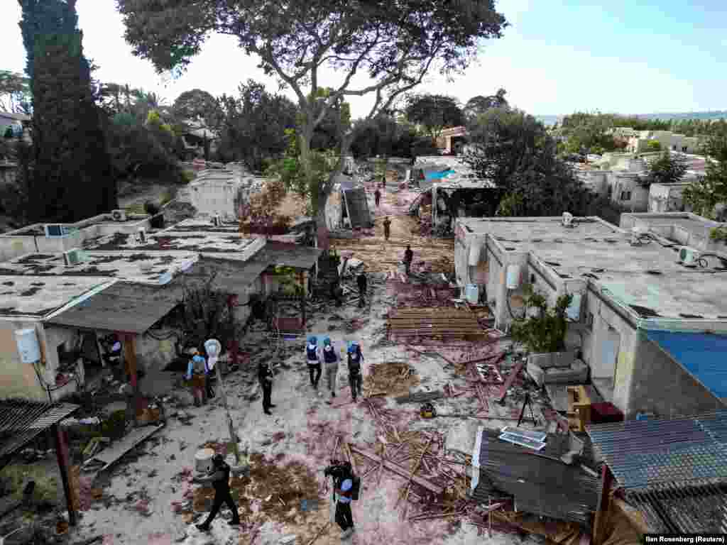 Ekipe të mediave gjatë një vizite në Kibbutz Kfar Aza, pas një sulmi vdekjeprurës nga njerëz të armatosur të Hamasit nga Rripi i Gazës, në Izraelin jugor, 15 tetor 2023.