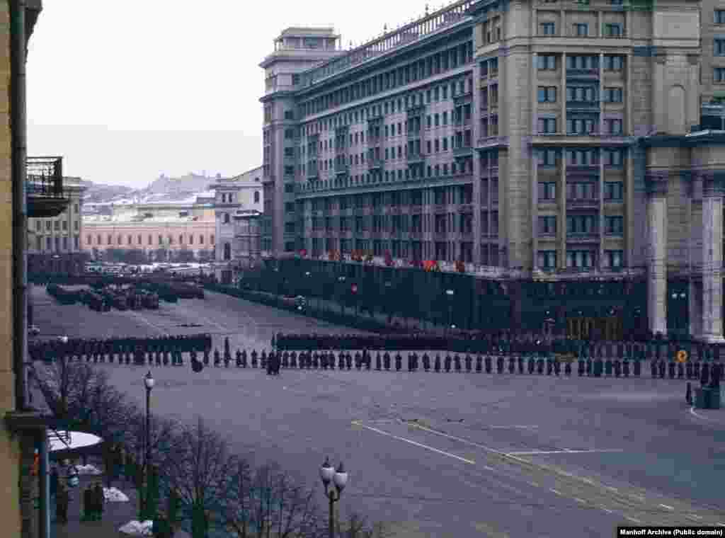 Această fotografie a cortegiului funerar al lui Stalin înaintând spre Piața Roșie în 9 martie a fost făcută de la un balcon al Ambasadei SUA de maiorul armatei americane Martin Manhoff. &nbsp;