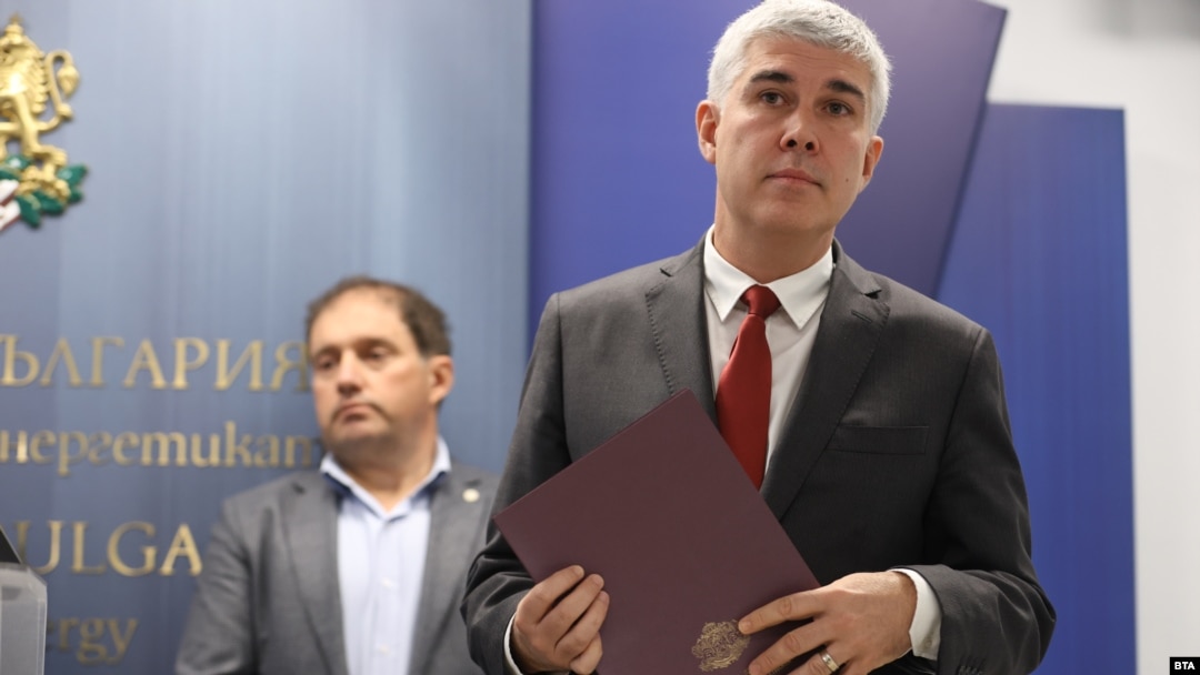 Служебният министър на енергетиката Владимир Малинов. До встъпването си в длъжност през април той беше шеф на "Булгартрансгаз" и беше начело на компанията по времето, в което тя сключи договор с турската "Боташ".