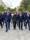 Milorad Dodik sa zvaničnicima RS-a i Srbije na mitingu u Banjaluci protiv nacrta UN-ove Rezolucije o Srebrenici, 18. april 2024. 