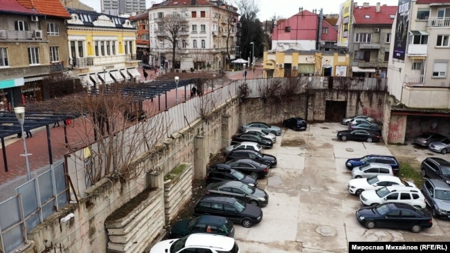 Дупката във Върна се използва като паркинг.