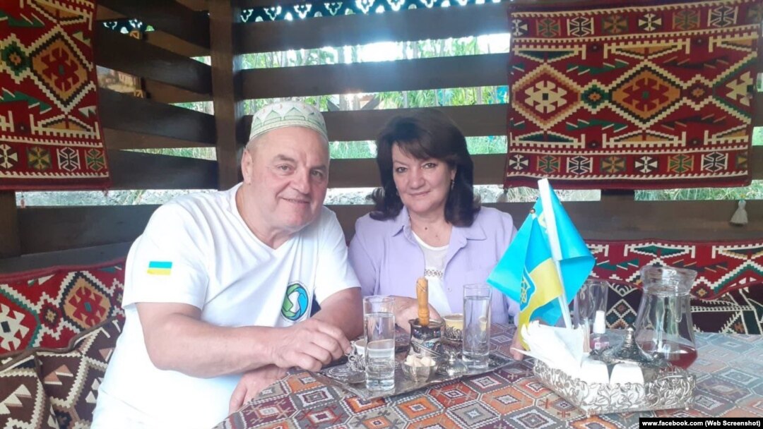  Бывший крымский политузник Эдем Бекиров и его супруга Гульнара Бекирова в беседке во дворе своего дома в Новоалексеевке Херсонской области, фото из семейного архива
