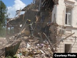 Обнова на разрушена зграда во Харкив, во руската инвазија