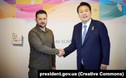 Владимир Зеленский и Юн Сок Ёль на встрече "Группы семи" в Хиросиме. Япония, 21 мая 2023 года