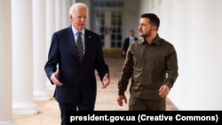 Ukrainian President Volodymyr Zelenskiy (right) and U.S. President Joe Biden at the White House in Washington on September 21