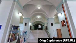 GALERIE FOTO | Ce se găsește în blocul Bibliotecii Naționale pe care statul vrea să-l ofere Mitropoliei Basarabiei