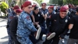 Арменияда өкмөткө каршы митингдин катышуучуларын полиция кызматкерлери кармап баратышат. 27-май, 2024-жыл. Ереван. 