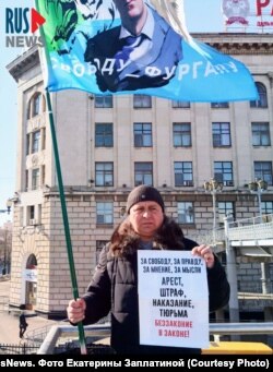 Андрей Стафеев на пикете 25 февраля 2023 года