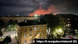 Зарево від атаки безпілотників на військовий аеродром у Пскові, 30 серпня 2023 року