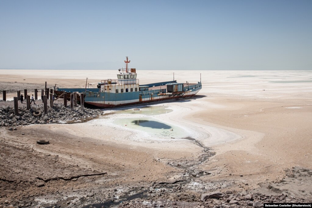 Jezero Urmia, jedno od najvećih slanih jezera na svijetu, smanjilo se posljednjih decenija zbog dugotrajnih suša, brana i izdvajanja vode za poljoprivredu.