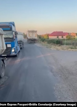 Drumul comunal Baldovinești-Măcin este „asaltat” de mașini de trafic greu, nefiind gândit pentru astfel de încărcături, atrag atenția localnici din zonă.