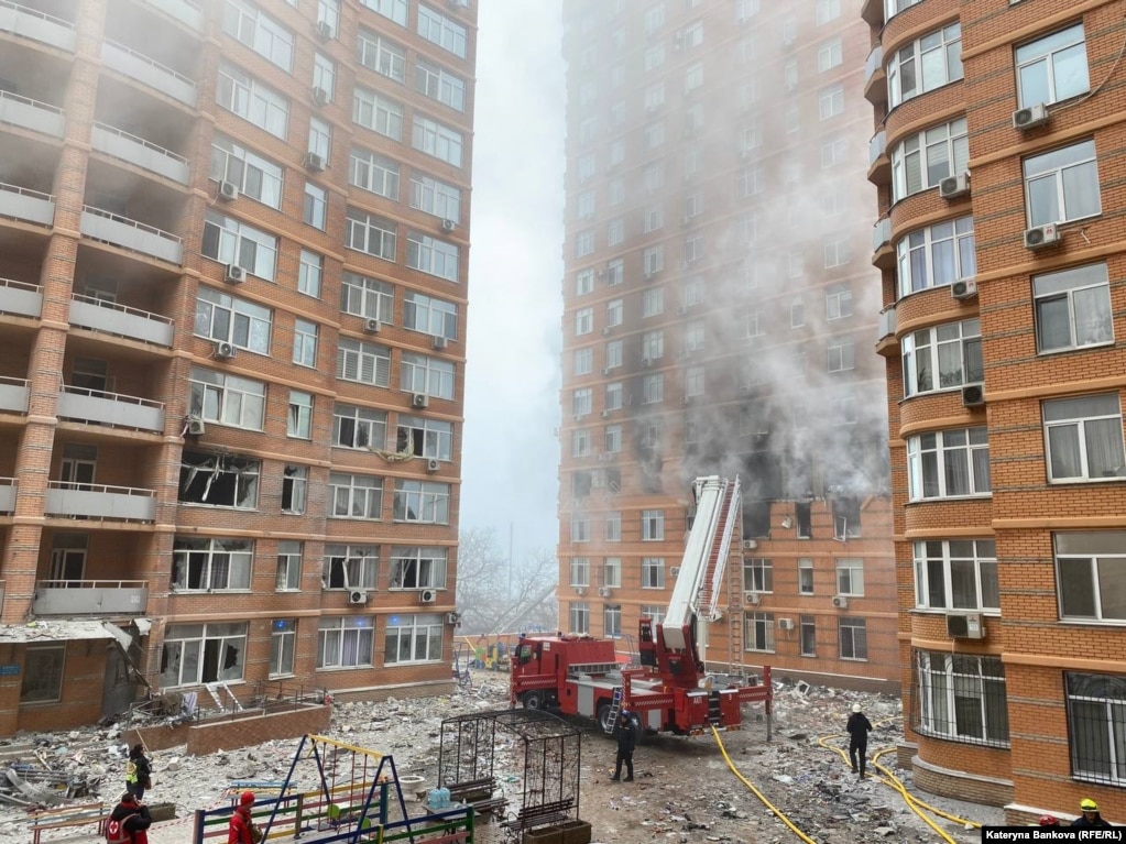 ОДЕСА &ndash; Багатоквартирний будинок, пошкоджений через ракетну атаку 29 грудня. У ньому сталася пожежа