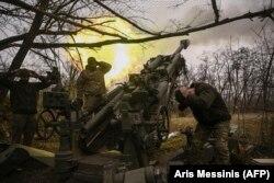 Украинские военные ведут огонь из гаубицы М777 под Бахмутом, 17 марта 2023 года