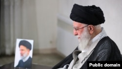 علی خامنه‌ای رهبر ارشد ایران نماز جنازهٔ رئیس جمهور اسبق را بجا آورد