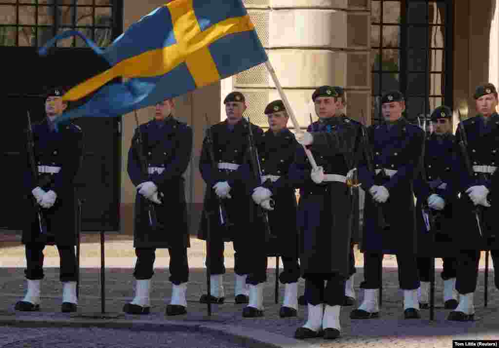 Svéd katonák a stockholmi királyi palota előtt. Miután&nbsp;Törökország megszavazta Svédország NATO-tagságát, Magyarország maradt az egyetlen tagállam, amelyik még nem bólintott rá. Végül február végén, másfél évnyi késlekedés után az Országgyűlés elfogadta a svéd NATO-csatlakozási kérelmet