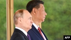 Президент России Владимир Путин и председатель Китая Си Цзиньпин во время официальной церемонии встречи в Пекине, 16 мая 2024 года